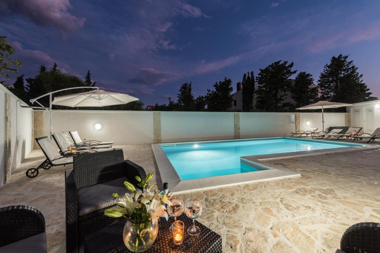 Villa Star 4 Luxury Apartment With A Pool نوفاليا المظهر الخارجي الصورة