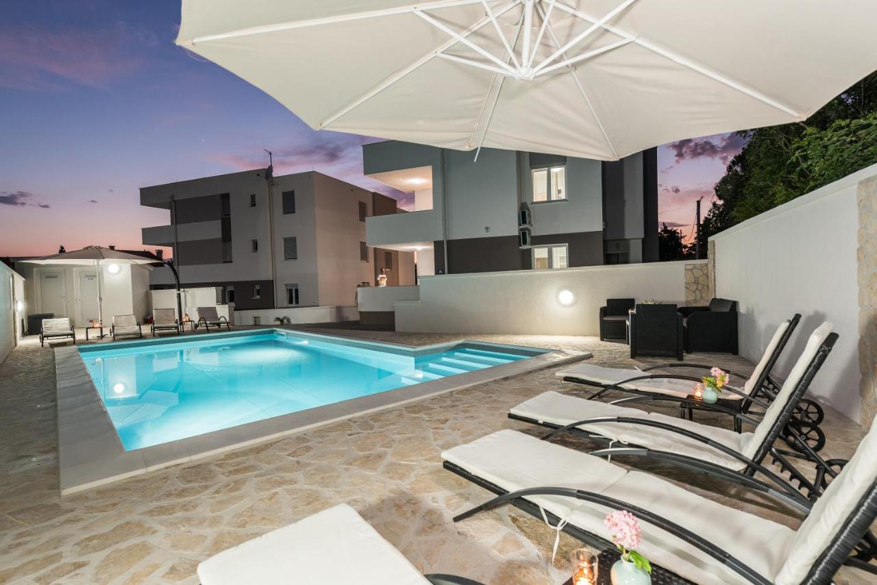 Villa Star 4 Luxury Apartment With A Pool نوفاليا المظهر الخارجي الصورة