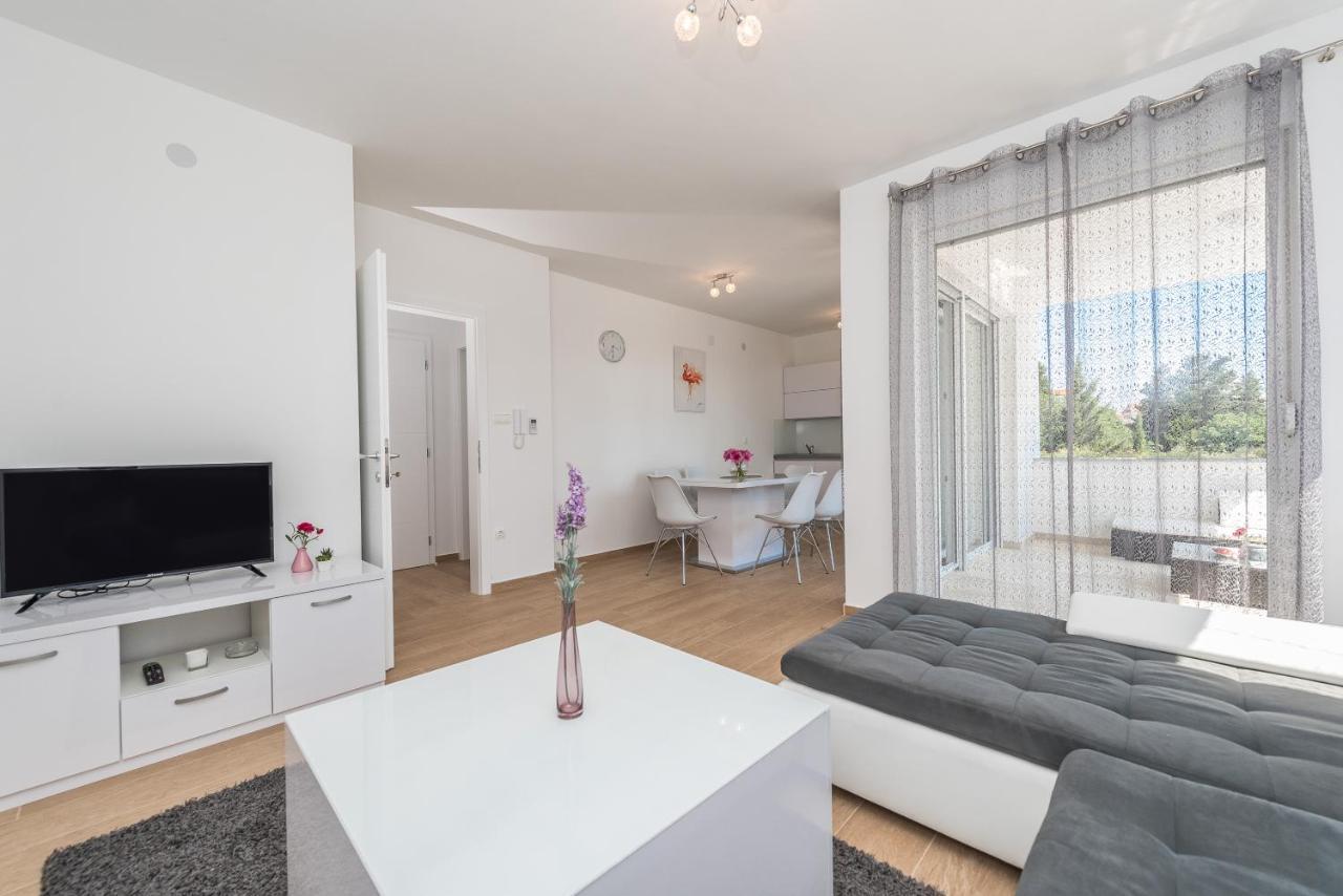 Villa Star 4 Luxury Apartment With A Pool نوفاليا المظهر الخارجي الصورة