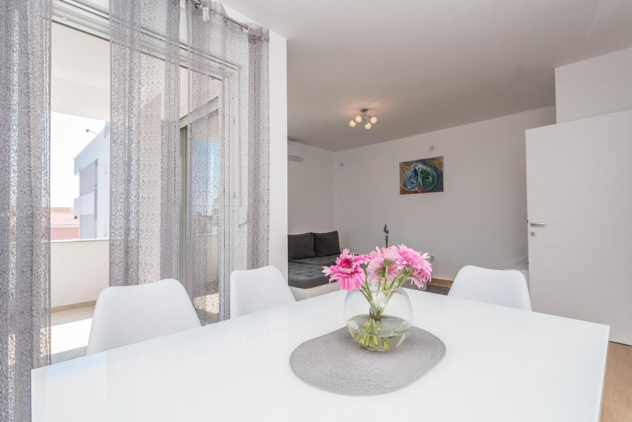 Villa Star 4 Luxury Apartment With A Pool نوفاليا المظهر الخارجي الصورة