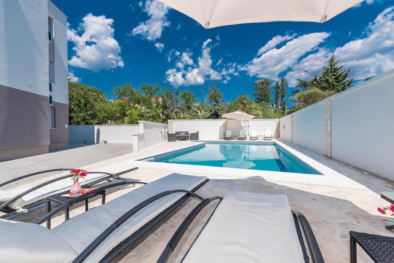 Villa Star 4 Luxury Apartment With A Pool نوفاليا المظهر الخارجي الصورة
