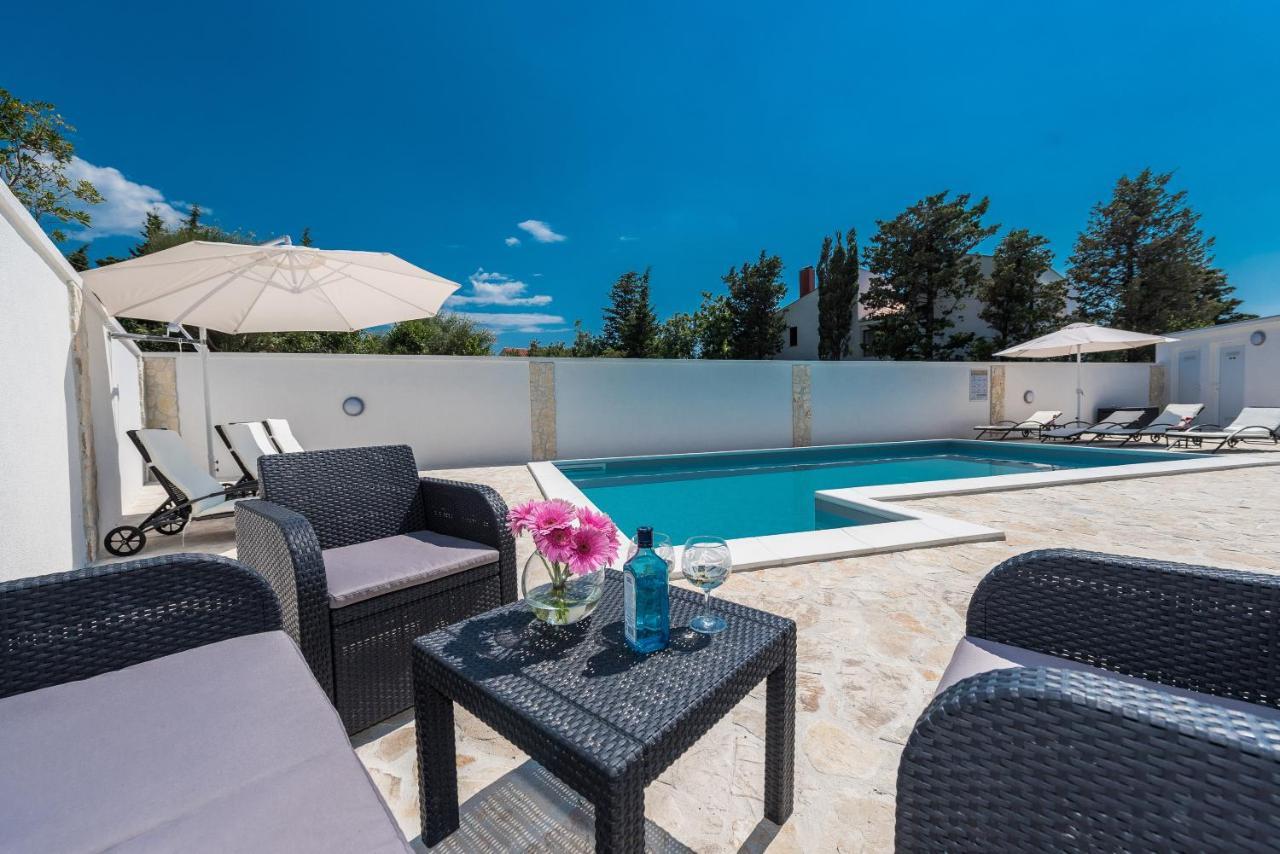 Villa Star 4 Luxury Apartment With A Pool نوفاليا المظهر الخارجي الصورة